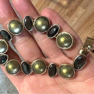 MONET VINTAGE ROUND OLIVE GREEN AND OVAL BLACK GLASS GOLD-TONE 7.5" BRACELET